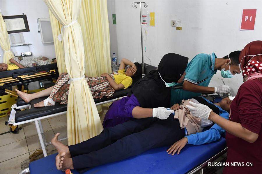 Число погибших в результате цунами в Индонезии возросло до 222 человек