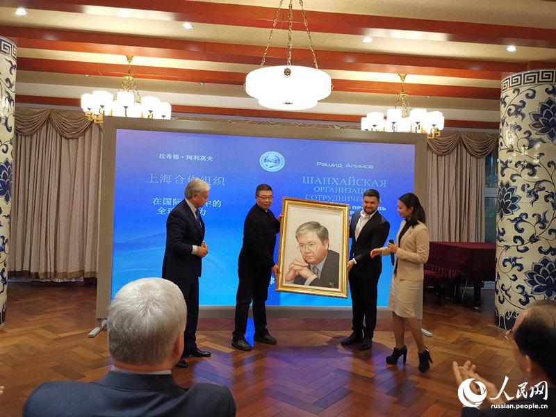 В Пекине прошла презентация новой книги Р. Алимова ?ШОС: глобальный профиль в международных отношениях?