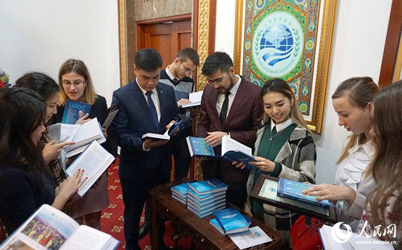 В Пекине прошла презентация новой книги Р. Алимова ?ШОС: глобальный профиль в международных отношениях?