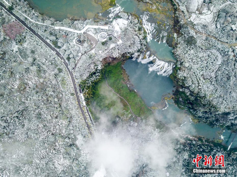 Водопад Хуангошу в провинции Гуйчжоу после снегопада