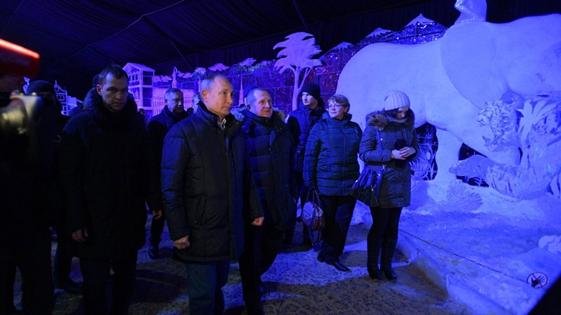 Путин вморозил монетку на счастье в ледяную свинью-копилку в Петербурге