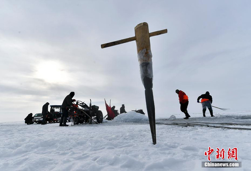 Зимняя ловля рыбы неводом на озере Урунгу