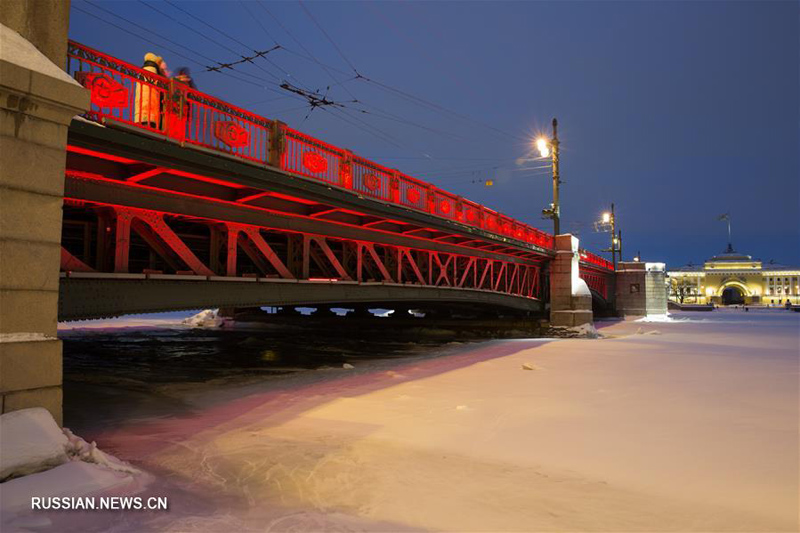 Красная подсветка на Дворцовом мосту в Санкт-Петебурге по случаю праздника Весны