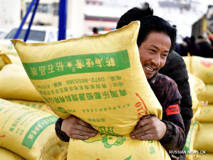 Власти Юйшу пров. Цинхай перебрасывают корм для скота в районы, пострадавшие от снегопадов