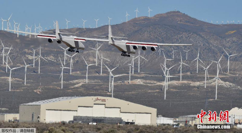 Самый большой в мире самолет успешно совершил свой тестовый полет