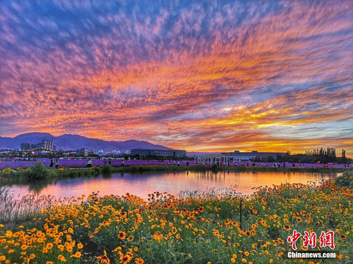 Вечерняя заря над городом Цзиньчан