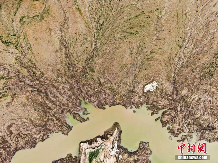 Высохшее русло реки Хуанхэ выглядит как гравюра