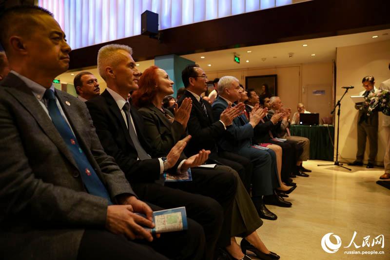 Участники торжественного собрания