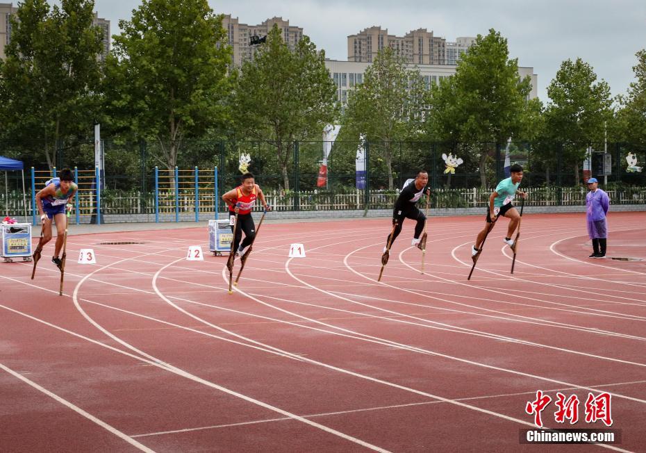 Соревнования на ходулях провели на Всекитайских играх по традиционным видам спорта национальных меньшинств