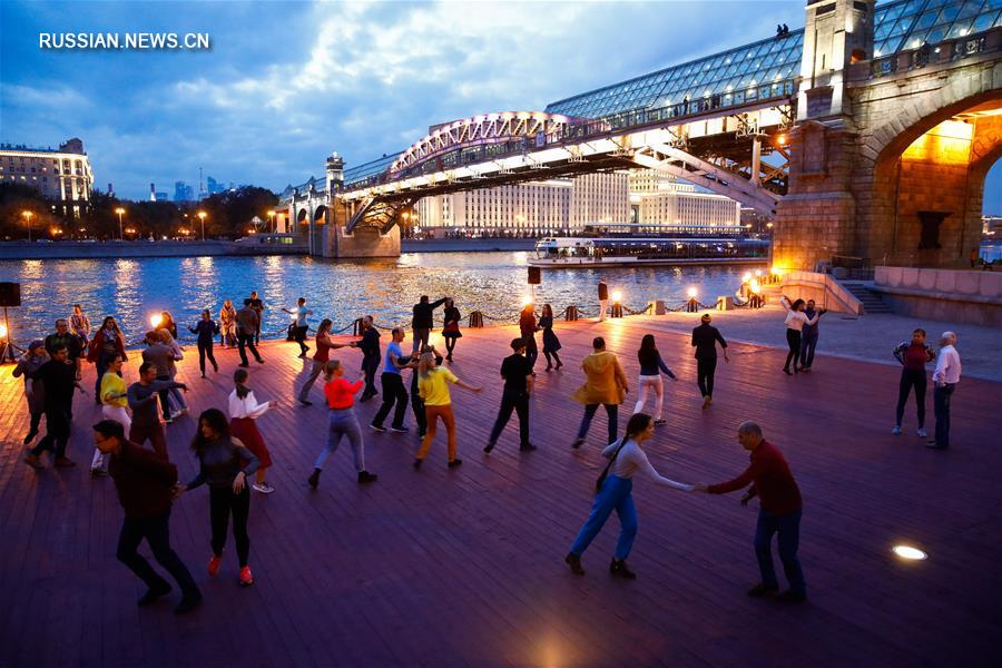 Последний в сезоне вечер уличных танцев в московском парке Горького