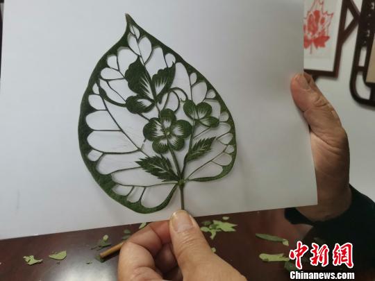 Потрясающая резьба по листьям