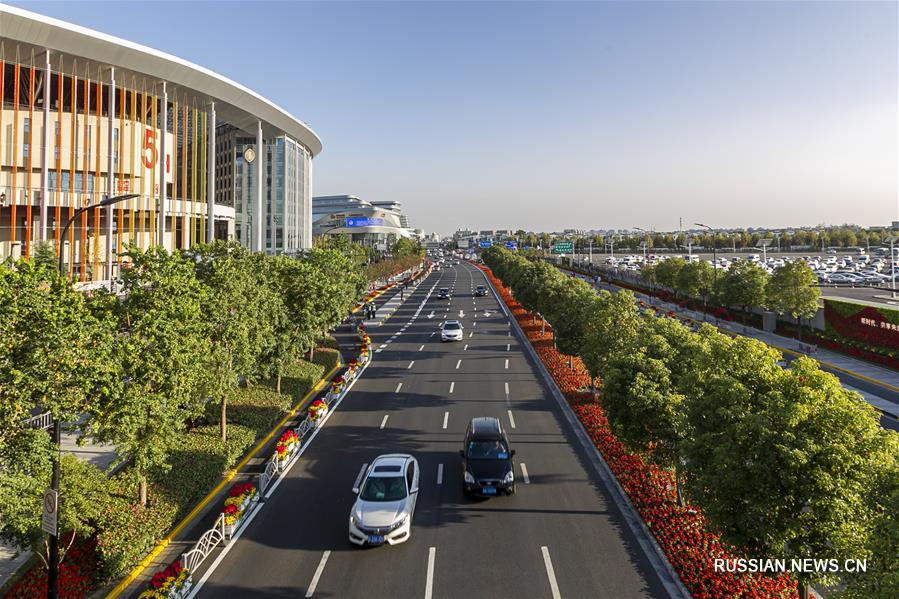 Место проведения 2-го Китайского международного импортного ЭКСПО украшено инсталляциями из свежих цветов