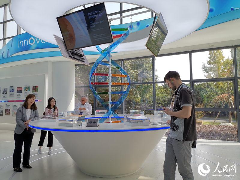 Участники краткосрочного семинара по программе Информационной сети ?Один пояс, один путь? посетили Сучжоуский промпарк