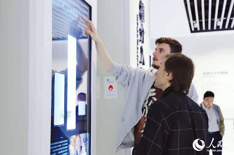 Участники краткосрочного семинара по программе Информационной сети ?Один пояс, один путь? посетили Сучжоуский промпарк