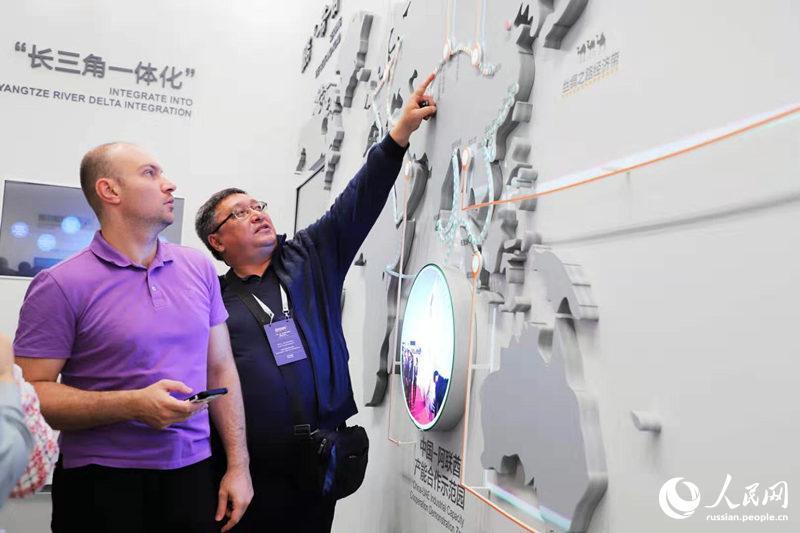 Участники краткосрочного семинара по программе Информационной сети ?Один пояс, один путь? посетили Сучжоуский промпарк