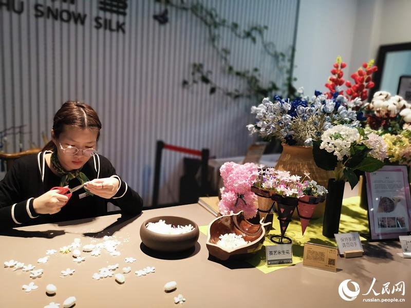 Участники краткосрочного семинара по программе Информационной сети ?Один пояс, один путь? посетили Музей культуры шелкопряда и шелка Тайхусюэ