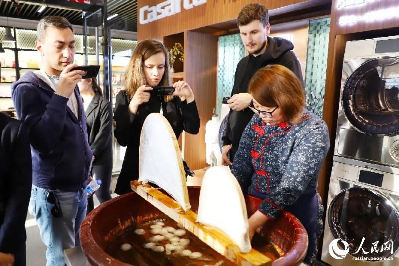 Участники краткосрочного семинара по программе Информационной сети ?Один пояс, один путь? посетили Музей культуры шелкопряда и шелка Тайхусюэ