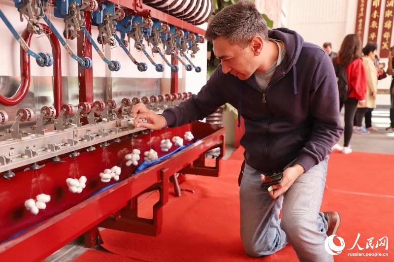 Участники краткосрочного семинара по программе Информационной сети ?Один пояс, один путь? посетили Музей культуры шелкопряда и шелка Тайхусюэ