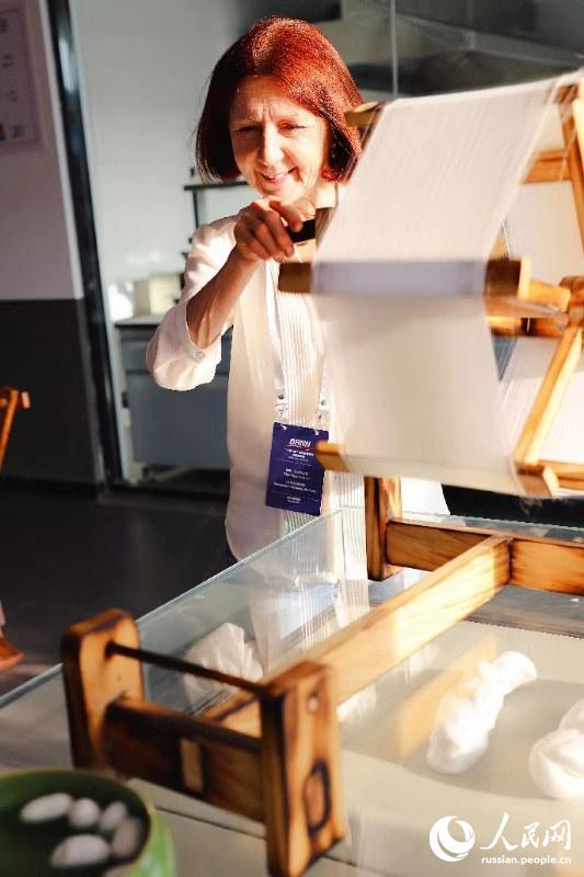 Участники краткосрочного семинара по программе Информационной сети ?Один пояс, один путь? посетили Музей культуры шелкопряда и шелка Тайхусюэ