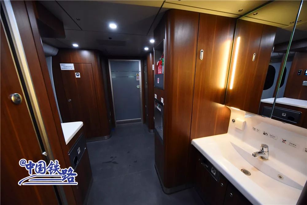 Как выглядят вагоны высокоскоростного поезда Пекин - Чжанцзякоу？