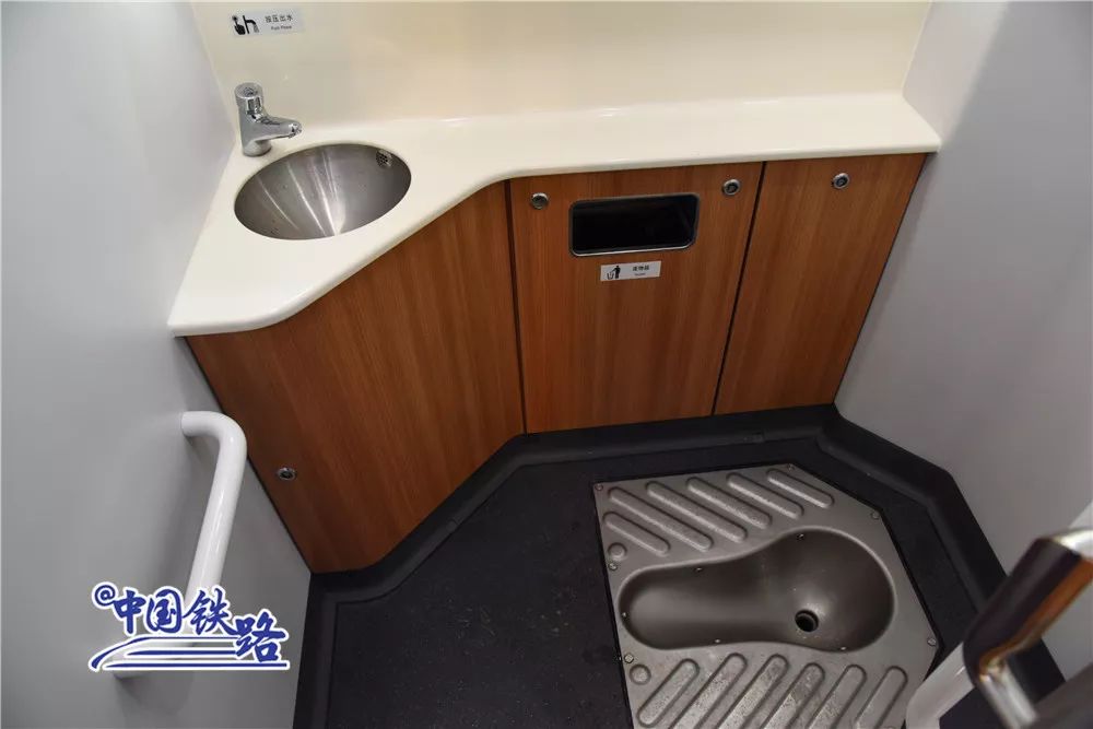 Как выглядят вагоны высокоскоростного поезда Пекин - Чжанцзякоу？