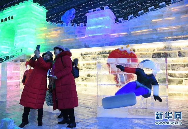 В Пекине сделали фонарики изо льда к празднику Весны