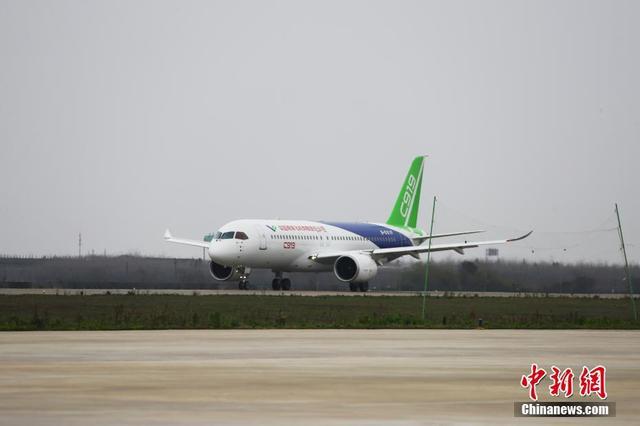 Китайский крупногабаритный пассажирский самолет C919 прошел тест руления на заболоченной взлетно-посадочной полосе аэропорта Яоху города Наньчан