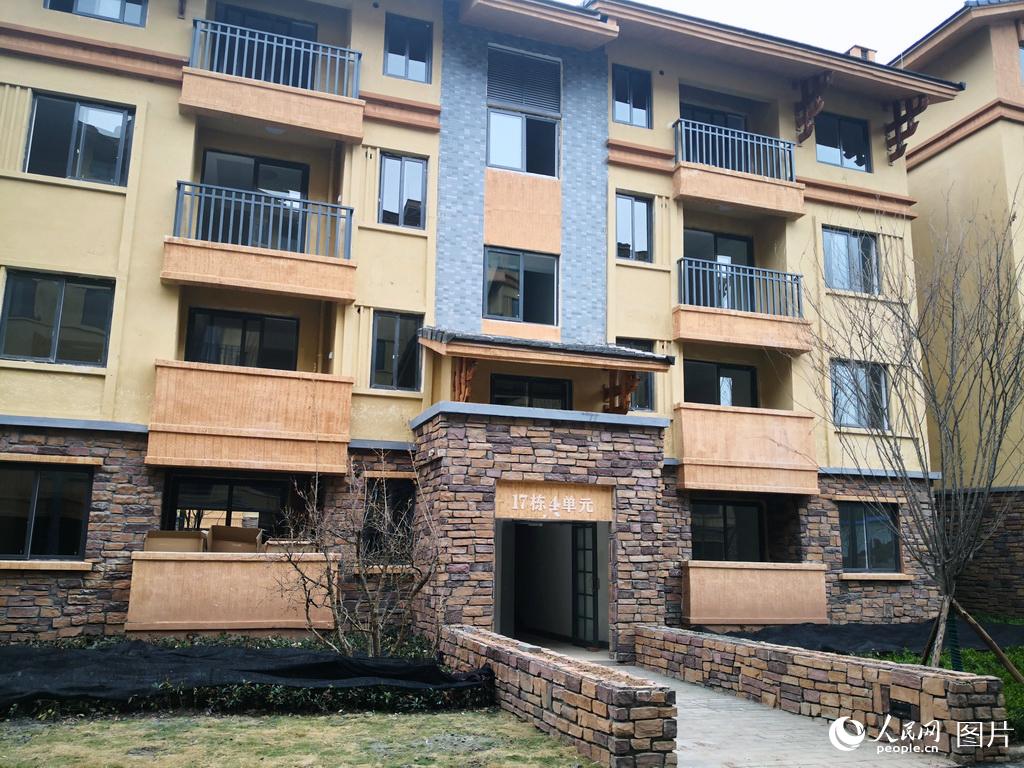 Жителей села на вершине пропасти переселили в новые дома