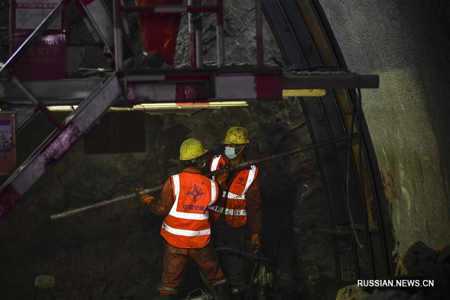 Строительство самого длинного скоростного автомобильного тоннеля в Синьцзян-Уйгурском АР