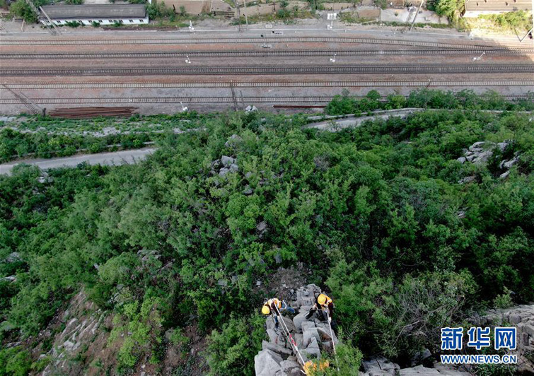 ?Защитники безопасности? эксплуатации железной дороги в горах Тайханшань