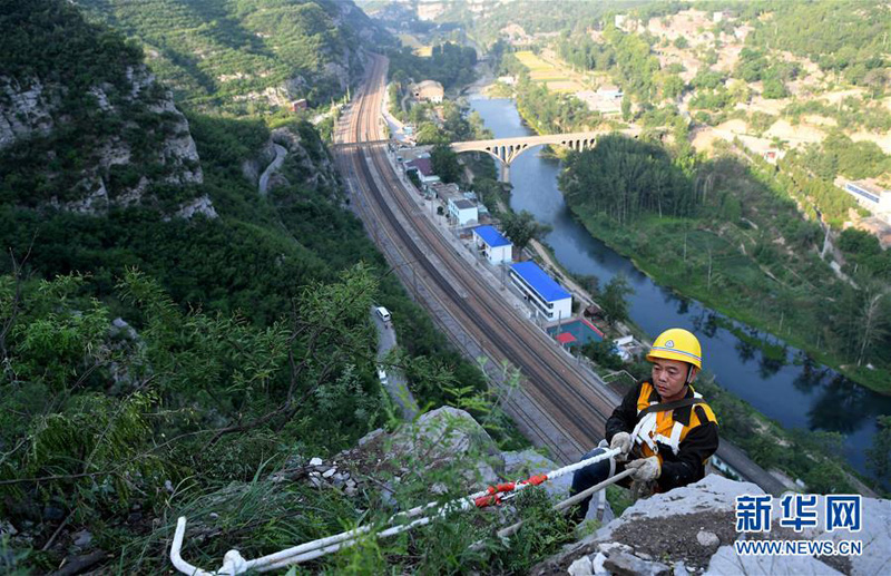 ?Защитники безопасности? эксплуатации железной дороги в горах Тайханшань