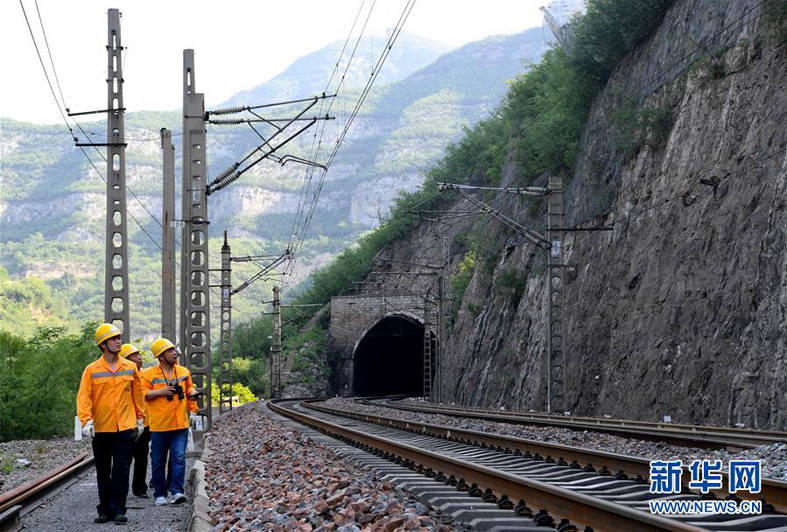 ?Защитники безопасности? эксплуатации железной дороги в горах Тайханшань
