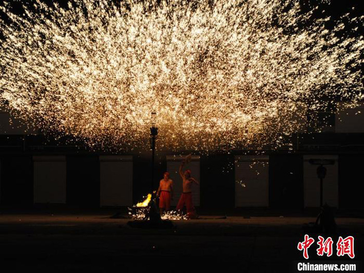 Огненные цветы в ночном небе над китайским городом Чанчунь