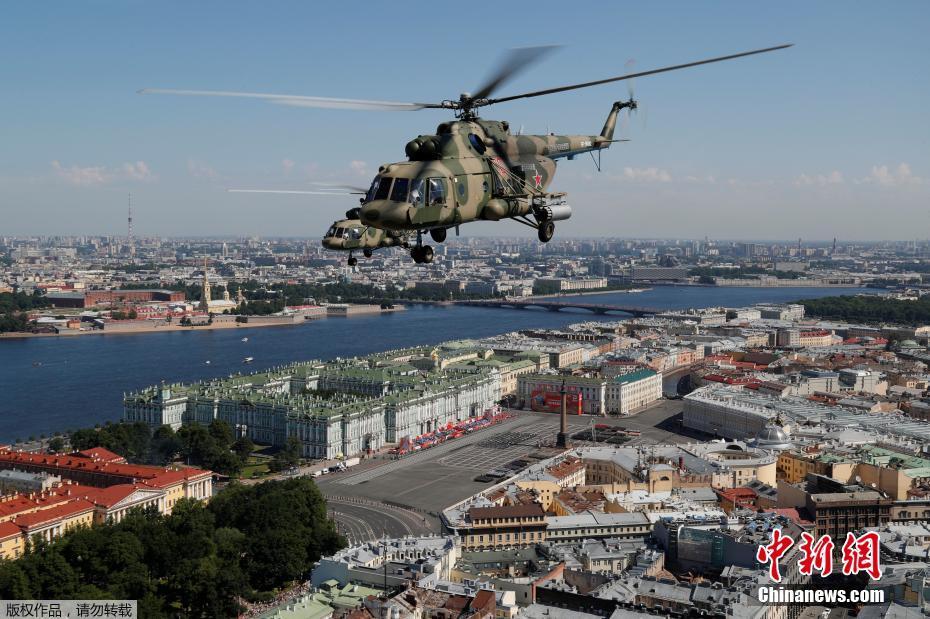 На Красной площади начался военный парад в честь 75-й годовщины Победы
