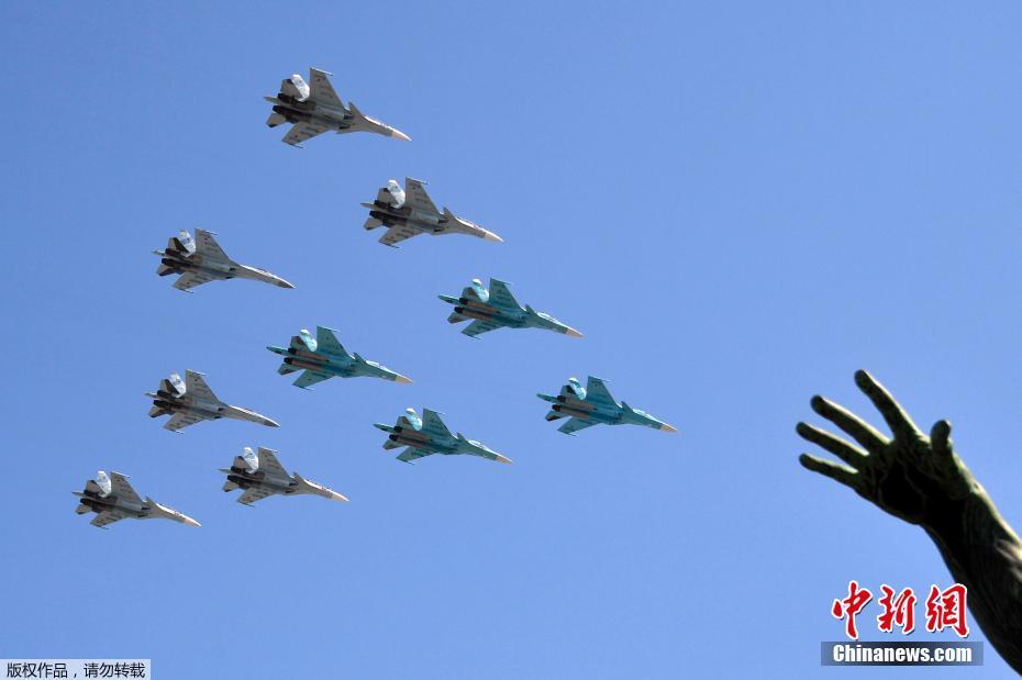 На Красной площади начался военный парад в честь 75-й годовщины Победы