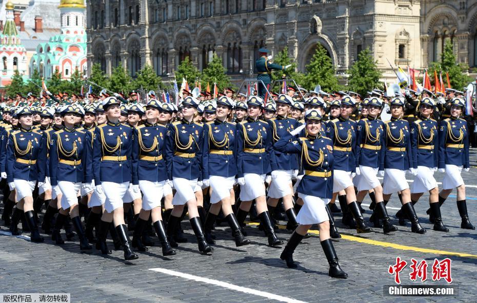На Красной площади начался военный парад в честь 75-й годовщины Победы