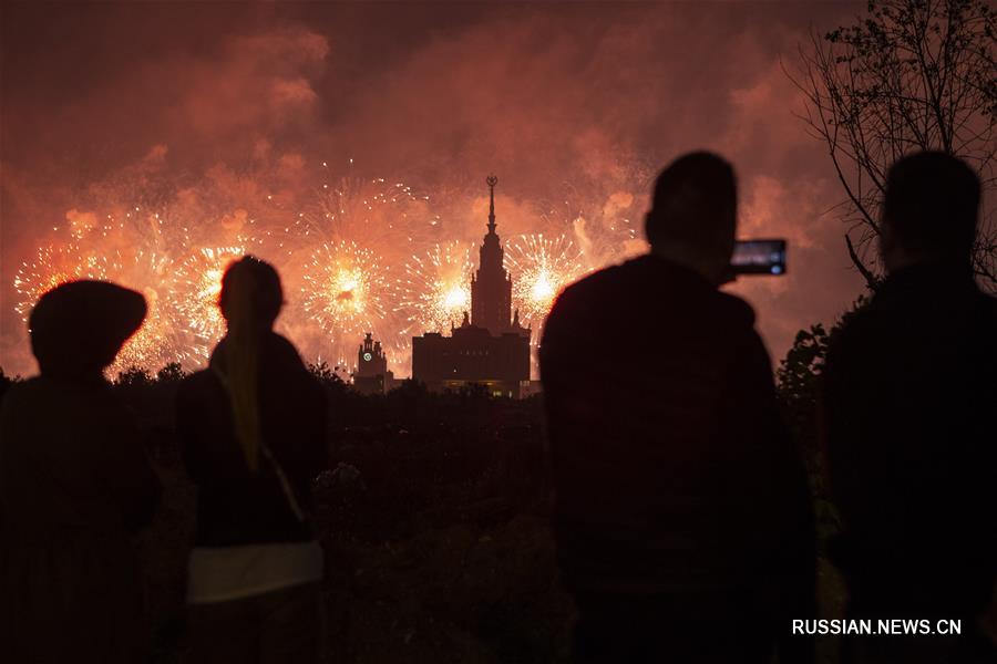 Праздничный салют в Москве