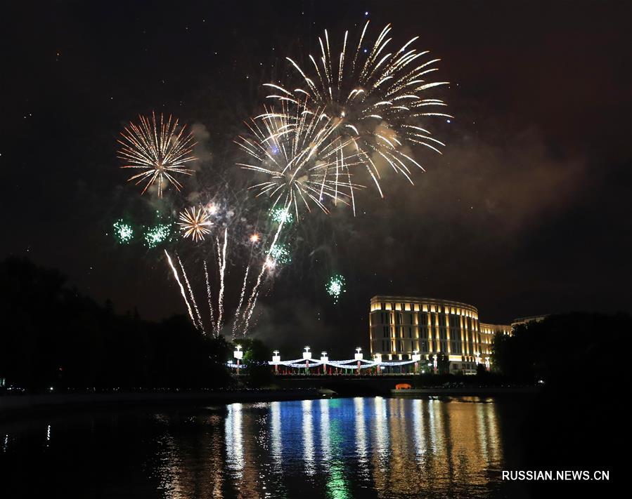 Праздничный салют по случаю Дня независимости Беларуси