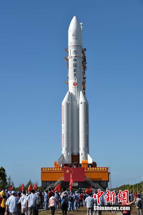 Ракета-носитель ?Чанчжэн-5? привезена в зону запуска зонда для исследования Марса