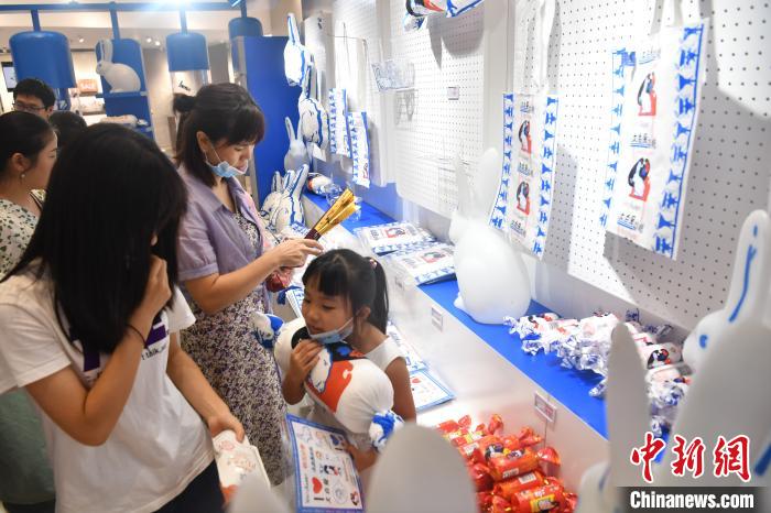 В китайском городе Чэнду открылась тематическая выставка прохладительных напитков бренда ?WhiteRabbit?