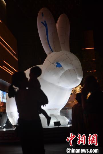 В китайском городе Чэнду открылась тематическая выставка прохладительных напитков бренда ?WhiteRabbit?