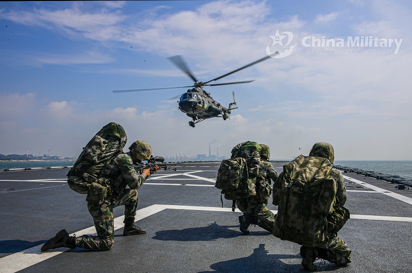 Военнослужащие армии и флота НОАК проводят совместные морские учения