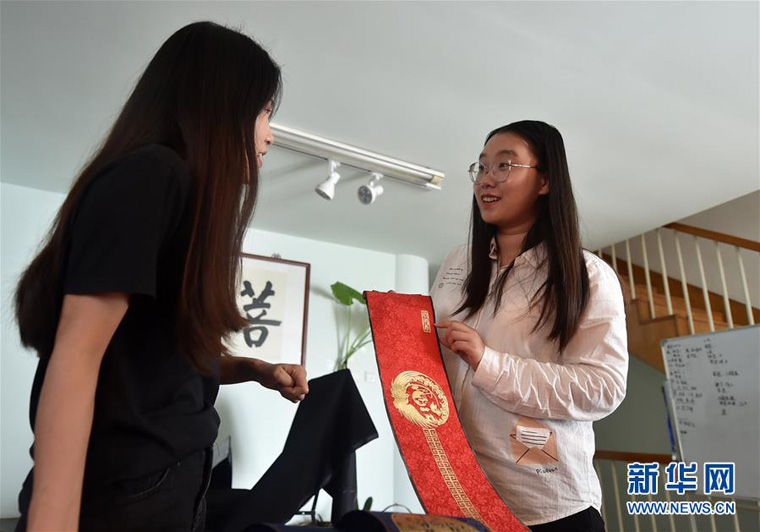 Китайская предпринимательница в сфере нематериального культурного наследия города Тяньцзинь Китая