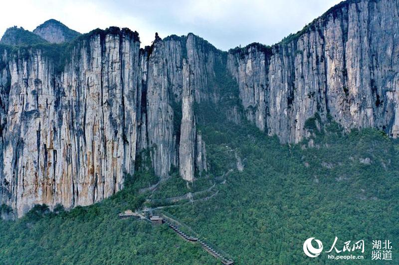 Уникальный карстовый рельеф "Большого каньона Эньши"?Китая 