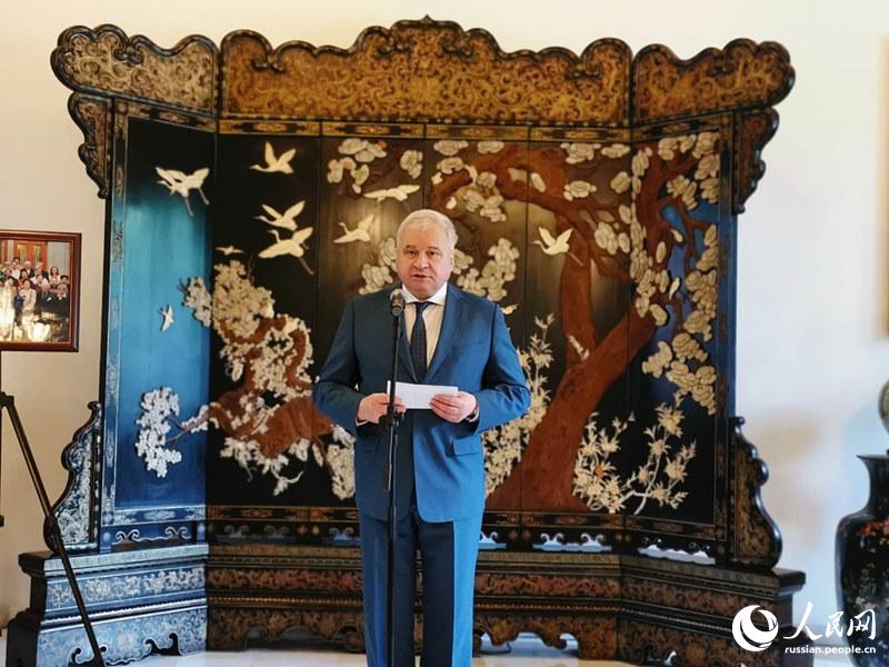 Чрезвычайный и Полномочный Посол РФ в КНР Андрей Денисов наградил медалями китайских граждан