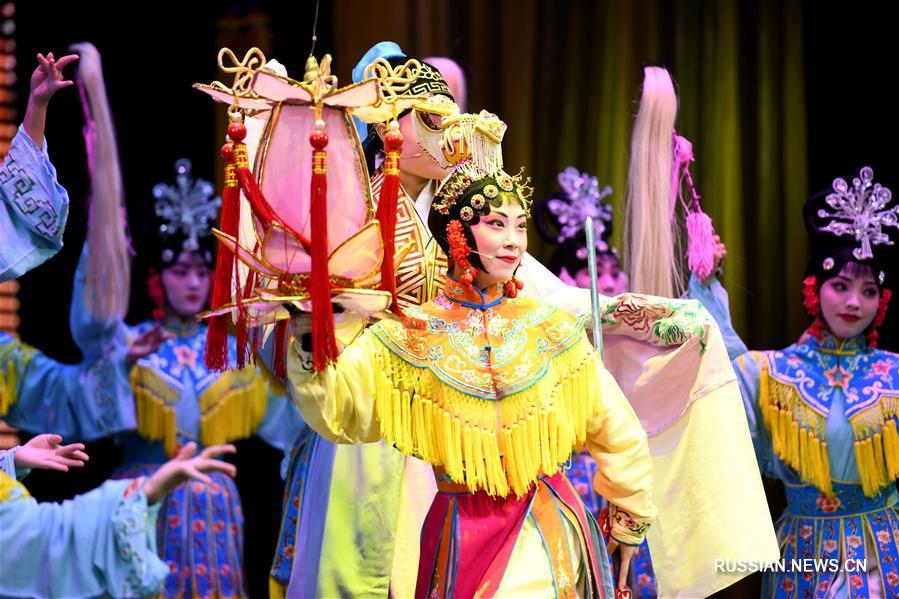 Праздничные спектакли в Шицзячжуанском театре китайской музыкальной драмы пинцзюй