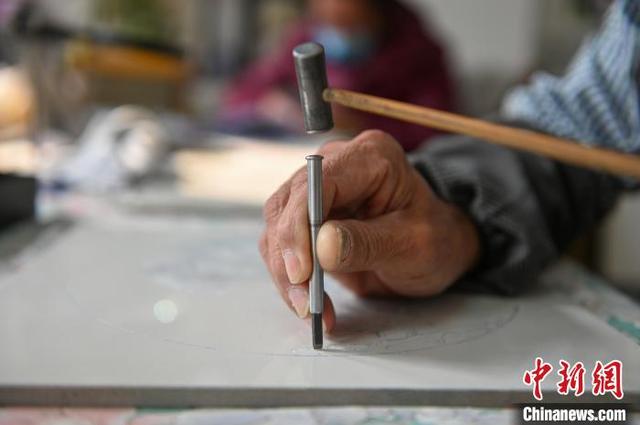 Китаец вырезал ?Шэньянский музей Гугун? на керамической плитке