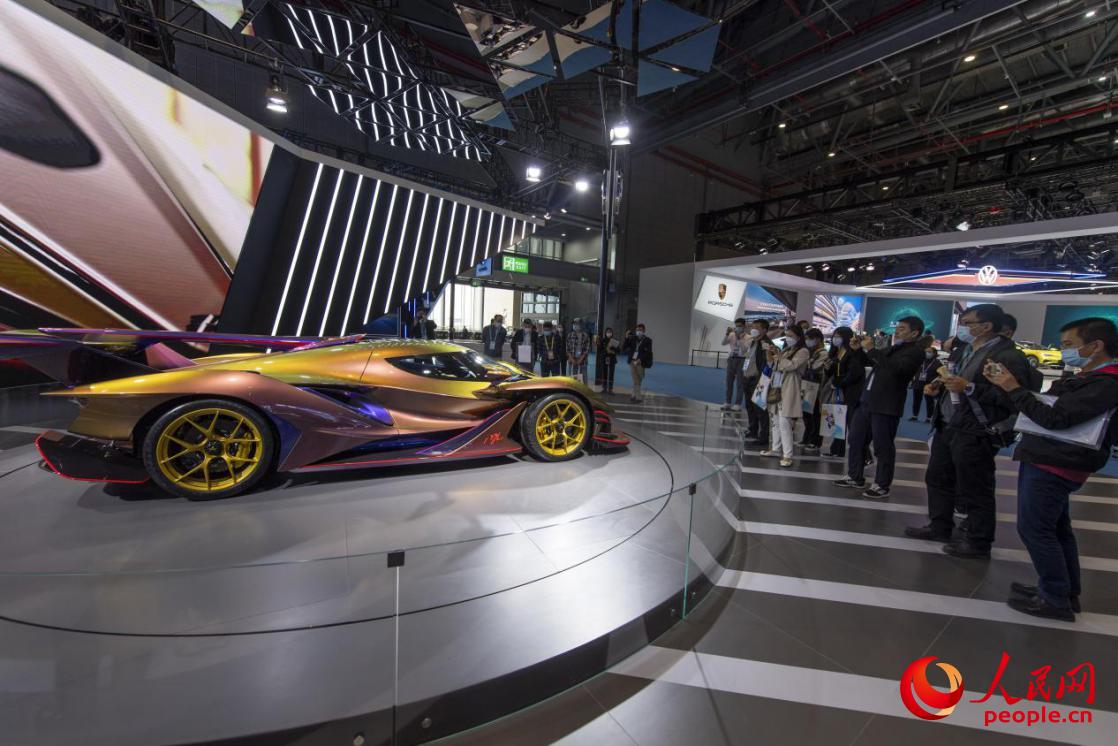 Новые экспонаты в автомобильной выставочной зоне CIIE