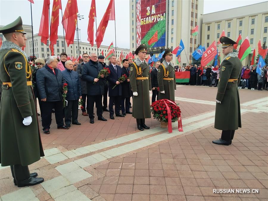 Возложение цветов к памятнику Ленину в Минске