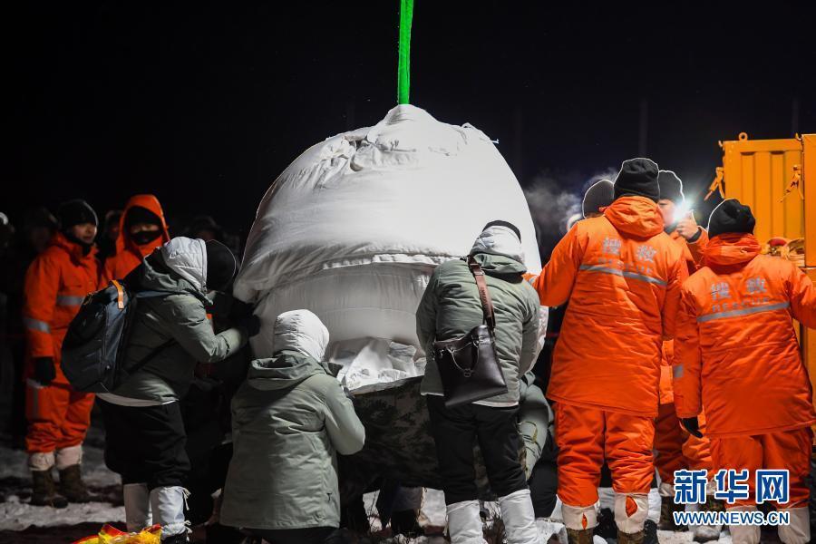 Возвращаемый модуль зонда "Чанъэ-5" с образцами лунного грунта совершил приземление